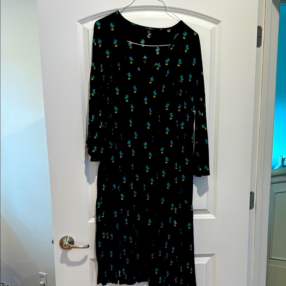 Fancy dress with cactus throughout. Oversized with 2 front slits.